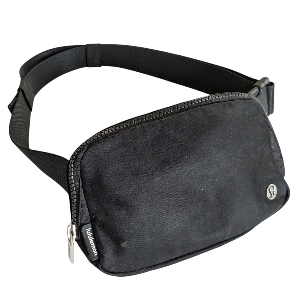 Lululemon Everywhere Belt Bag pre owned EUC
